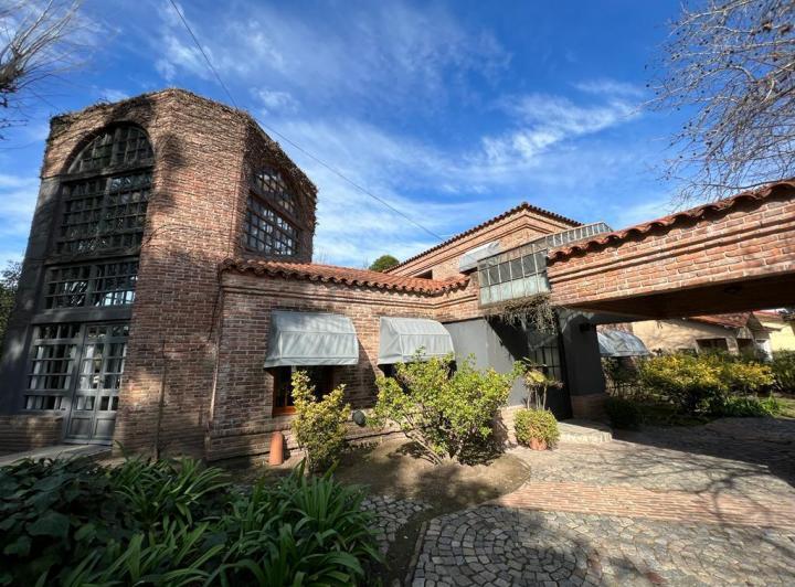 Casa · 300m² · 5 Dormitorios · 2 Cocheras