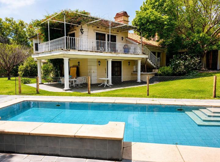 Casa · 1150m² · 9 Ambientes · 2 Cocheras
