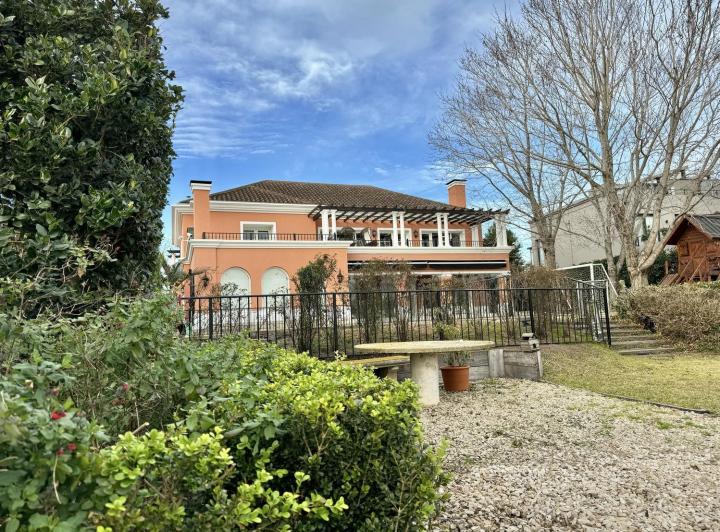 Casa · 450m² · 7 Ambientes · 1 Cochera