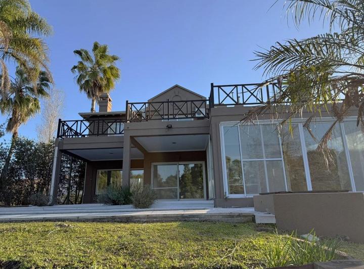Casa · 204m² · 4 Ambientes · 1 Cochera