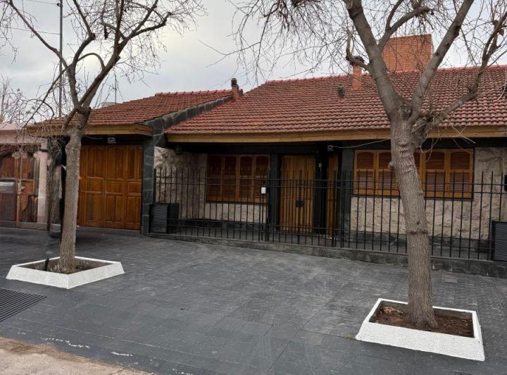 Casa · 212m² · 5 Ambientes · 2 Cocheras