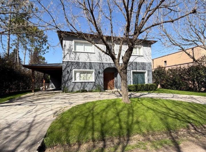 Casa · 280m² · 5 Ambientes · 1 Cochera