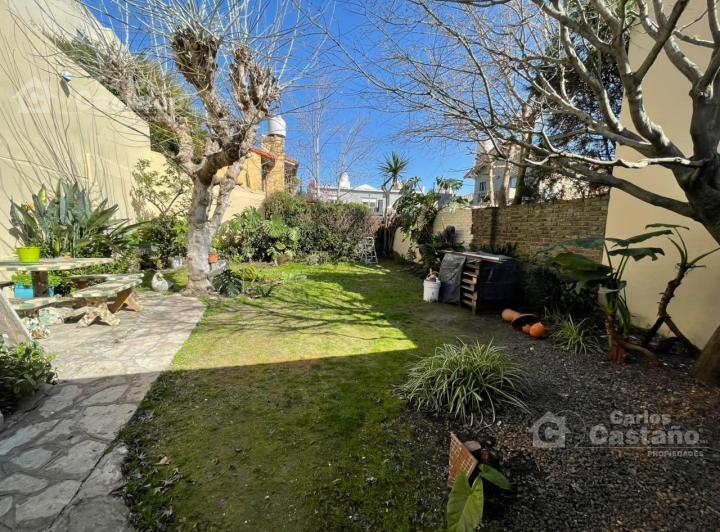 Casa · 215m² · 4 Ambientes · 1 Cochera