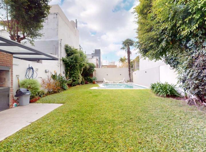 Casa · 355m² · 6 Ambientes · 2 Cocheras