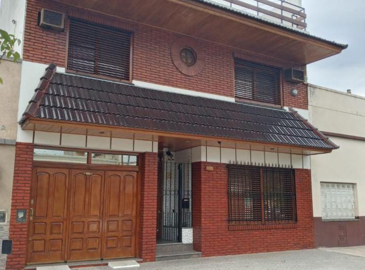Casa · 220m² · 4 Ambientes · 1 Cochera
