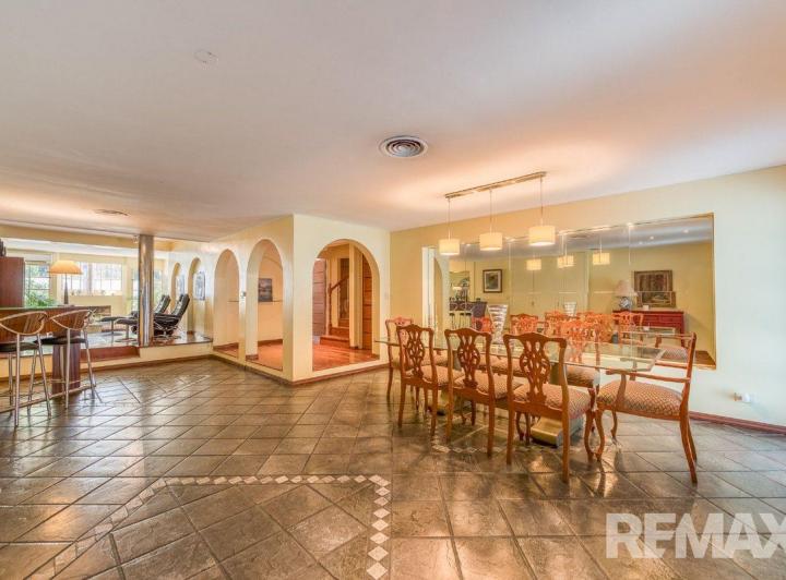 Casa · 350m² · 6 Ambientes · 2 Cocheras