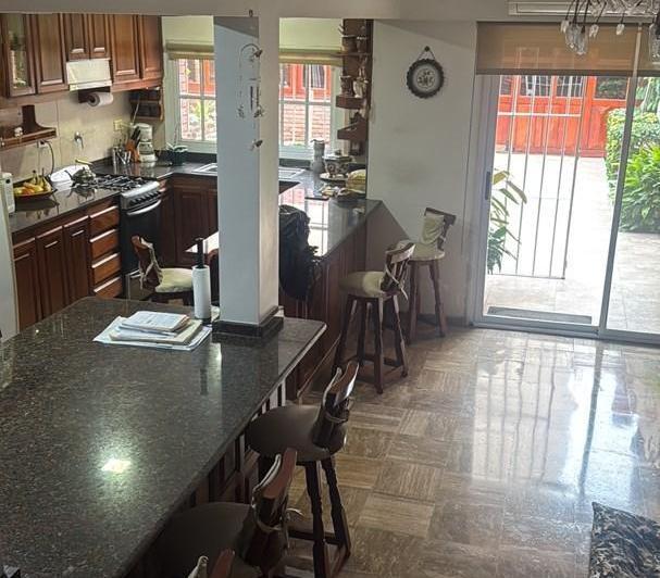 Casa · 400m² · 5 Ambientes · 2 Cocheras
