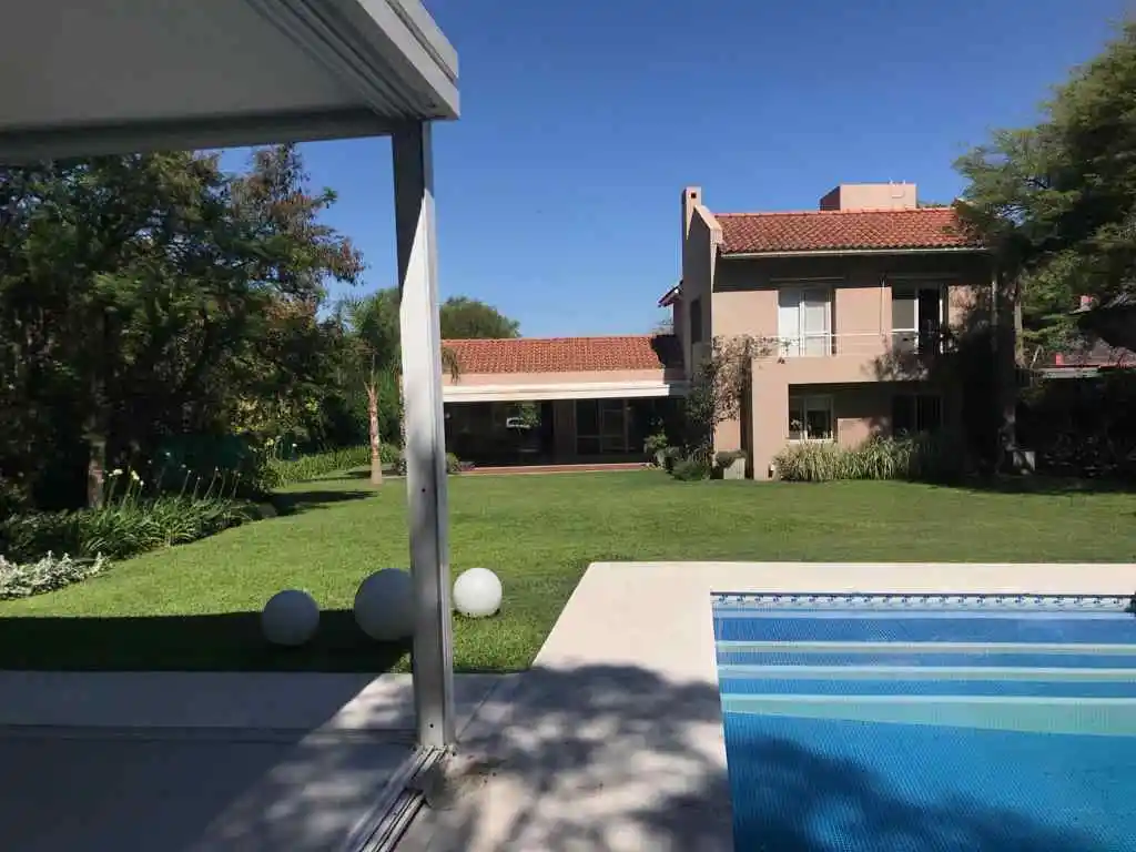 CASA EN VENTA EN COUNTRY LOMAS DE LA CAROLINA