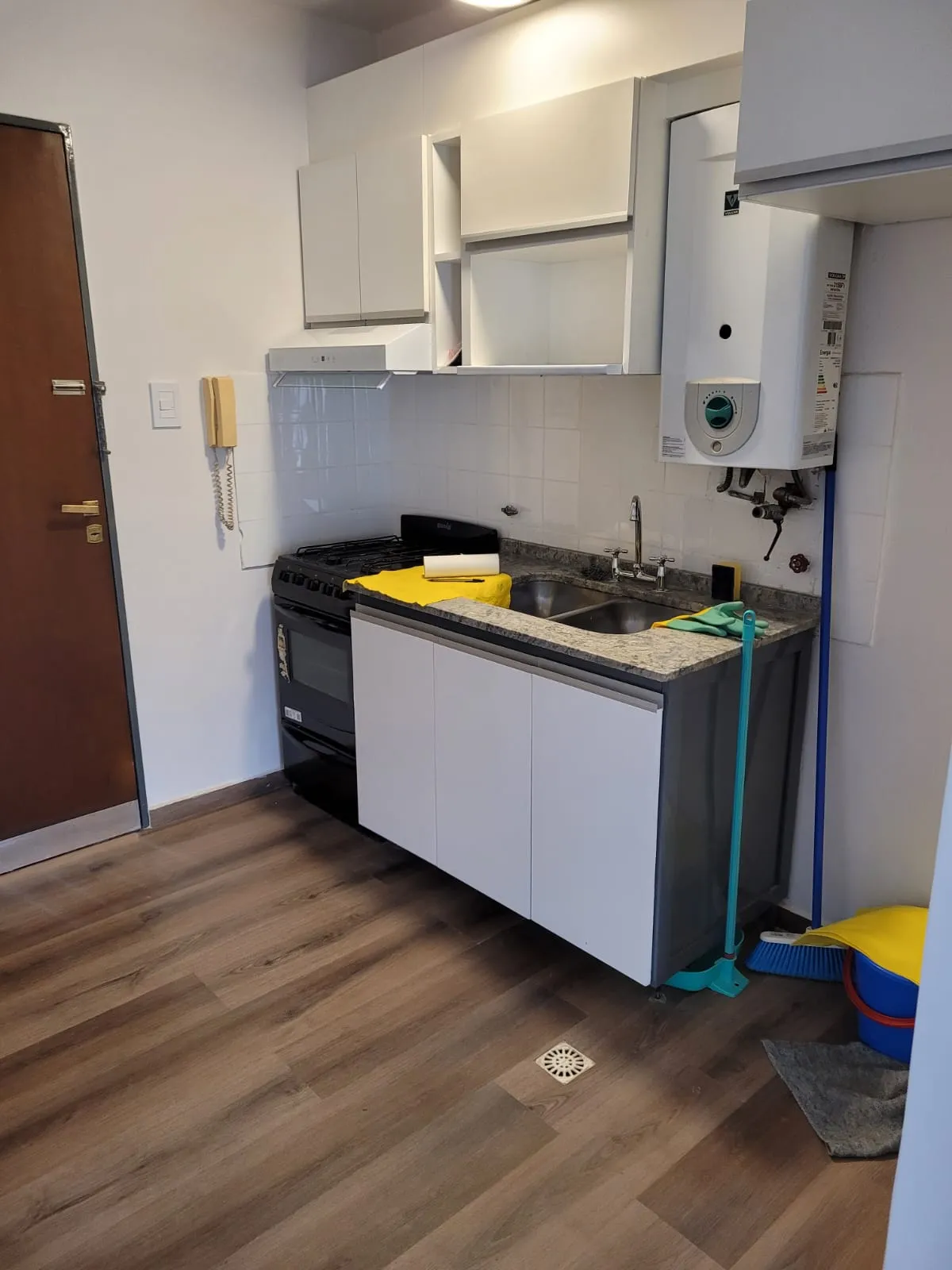 Olmos y Alvear - Centro - Depto. 1 dormitorio con balcón. RECICLADO A NUEVO!!!