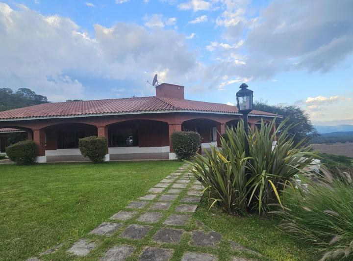 Casa · 13000m² · 5 Dormitorios · 10 Cocheras