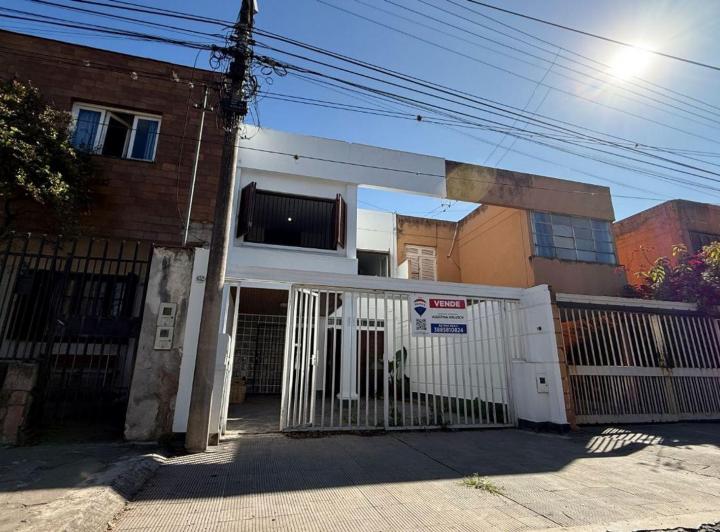 Casa · 270m² · 8 Ambientes · 1 Cochera