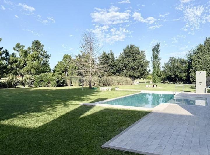 Casa · 300m² · 6 Ambientes · 2 Cocheras