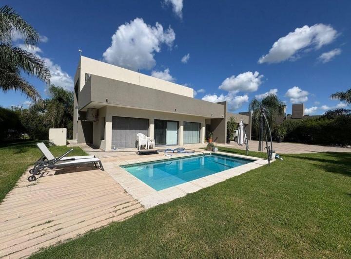Casa · 270m² · 4 Ambientes · 2 Cocheras