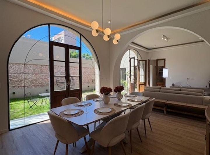Casa · 203m² · 8 Ambientes · 1 Cochera
