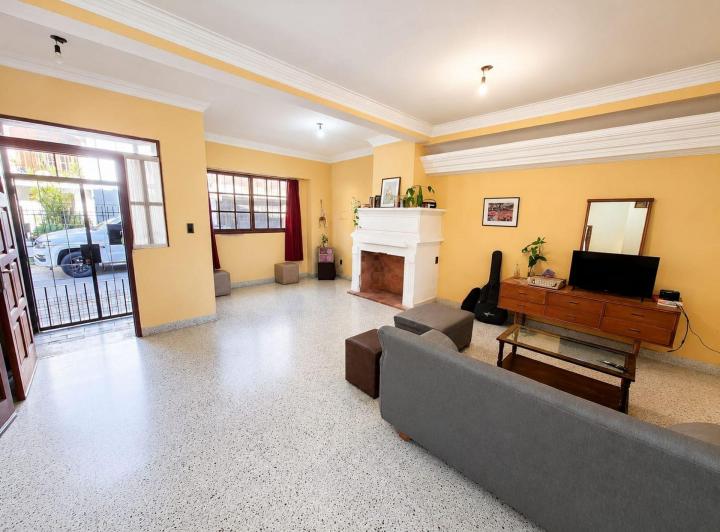 Casa · 218m² · 8 Ambientes · 1 Cochera