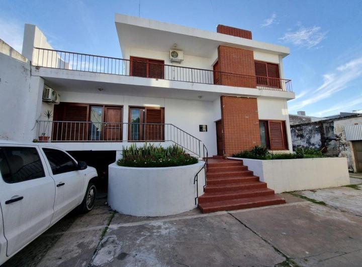 Casa · 330m² · 7 Ambientes · 1 Cochera