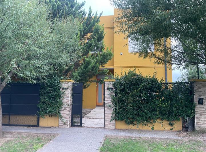 Casa · 162m² · 8 Ambientes · 2 Cocheras