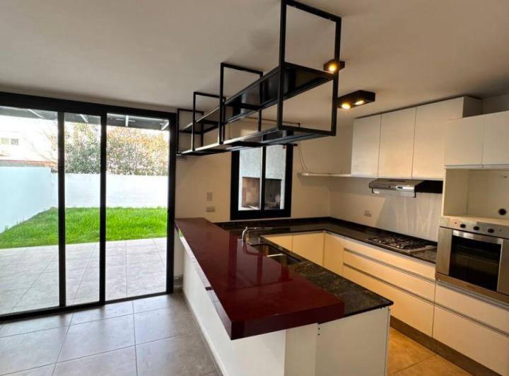 Casa · 200m² · 4 Ambientes · 2 Cocheras