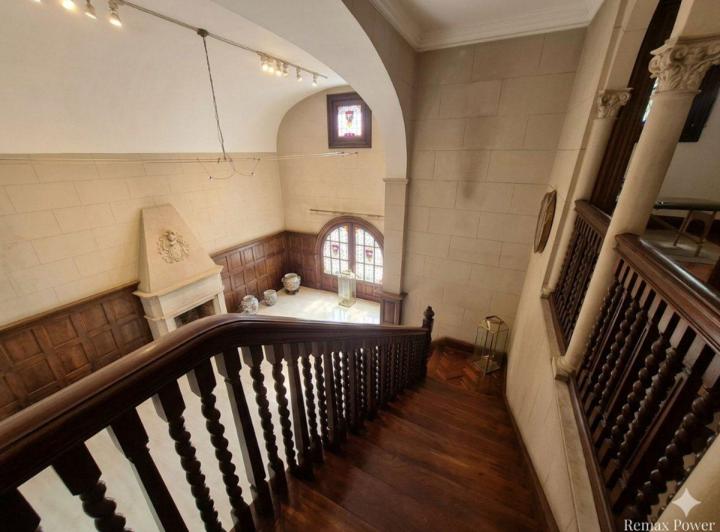 Casa · 635m² · 12 Ambientes · 1 Cochera