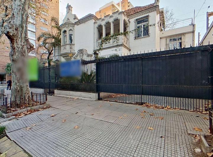 Casa · 446m² · 8 Ambientes · 2 Cocheras