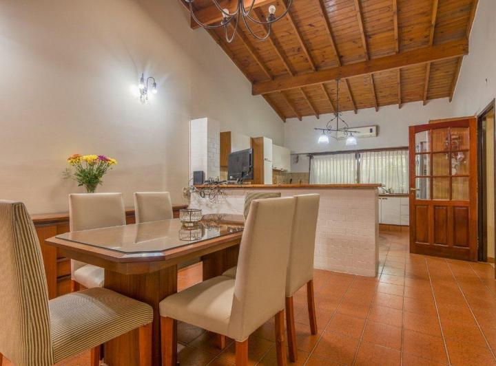 Casa · 262m² · 6 Ambientes · 1 Cochera