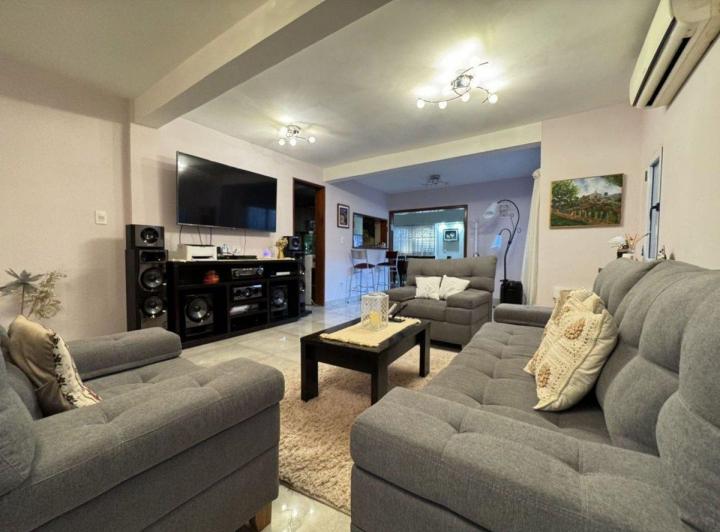Casa · 180m² · 5 Ambientes · 3 Cocheras