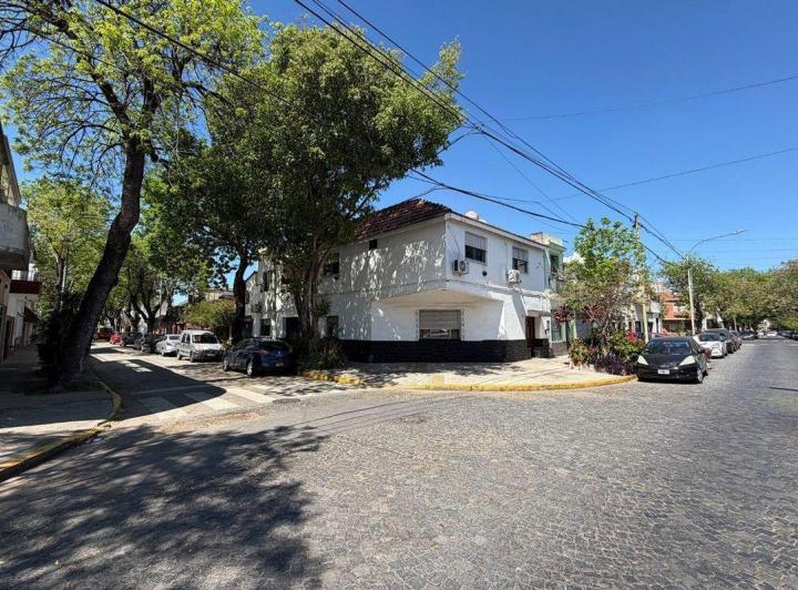 Casa · 235m² · 6 Ambientes · 1 Cochera