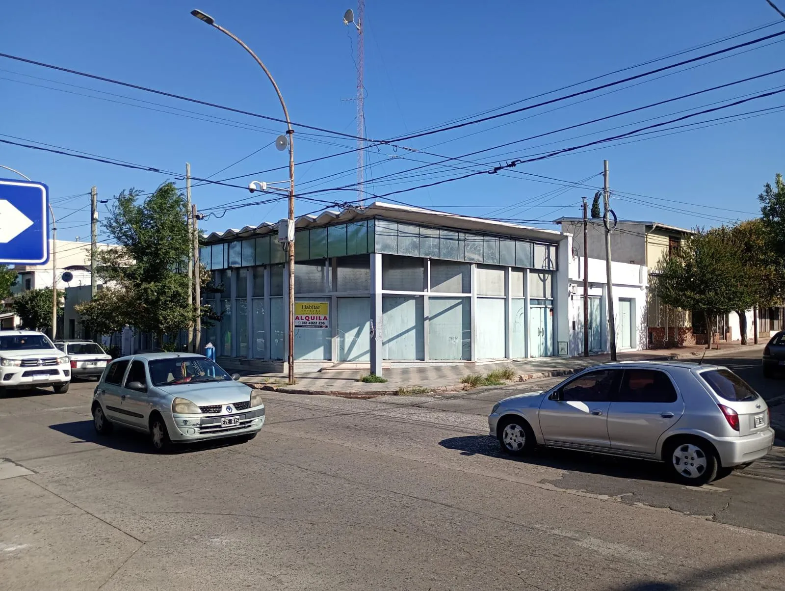IMPORTANTE LOCAL ESQUINA - Frente vidriado - 300 m2 cub 600 m2 terreno - Con Renta
