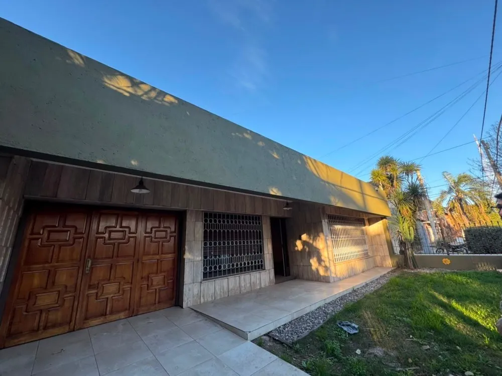 Casa en alquiler con 4 dorm, 3 baños c/ patio en Cerro de las Rosas.