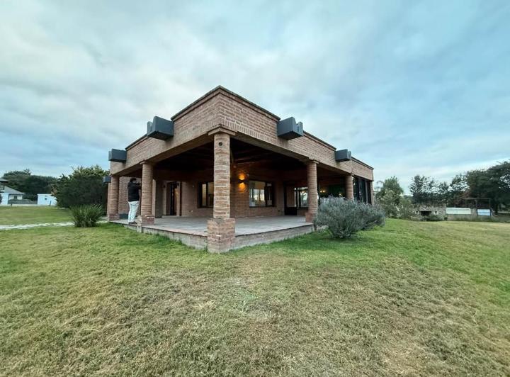 Casa · 320m² · 5 Ambientes · 5 Cocheras
