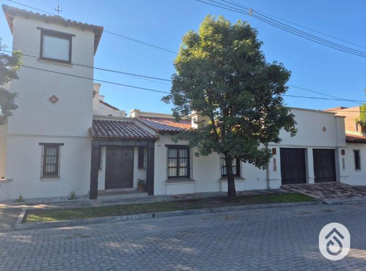 Casa · 249m² · 5 Ambientes · 2 Cocheras