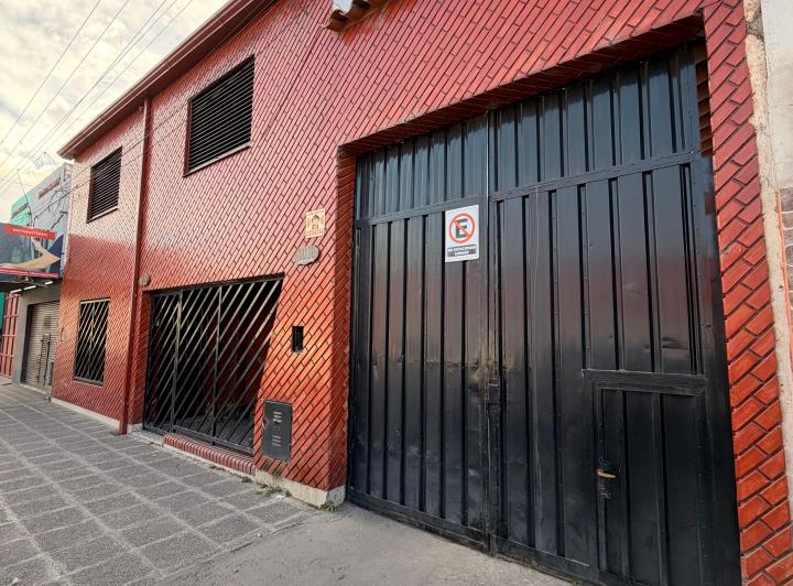 Casa · 300m² · 8 Ambientes · 6 Cocheras