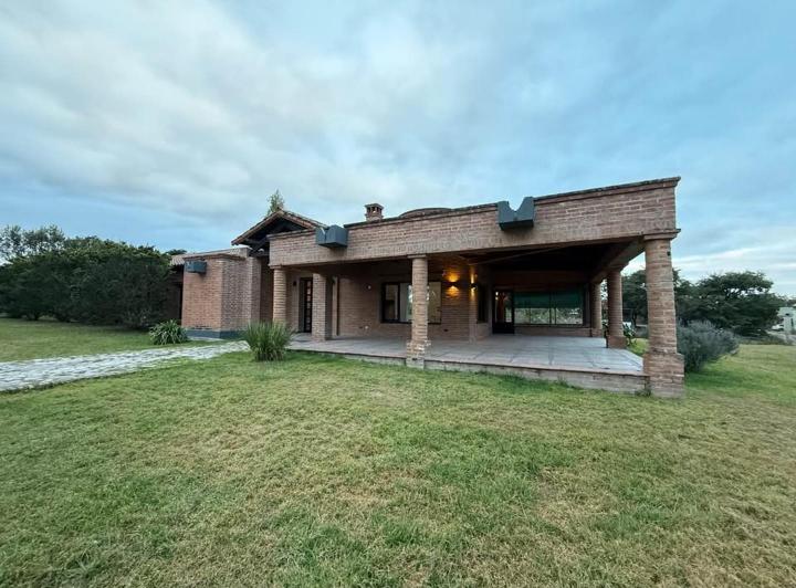 Casa · 320m² · 5 Ambientes · 5 Cocheras