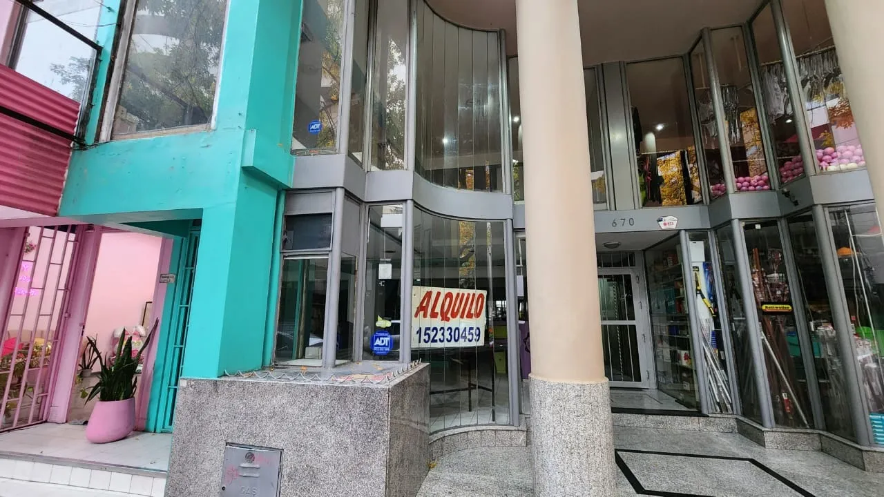 Alquilo local de 130 mts2 en calle Ituzaingo 670