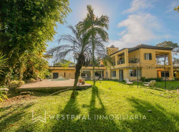 Casa · 331m² · 7 Ambientes · 3 Cocheras