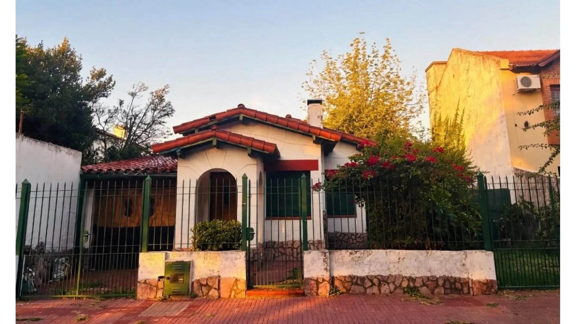 CASA DE 4 AMB EN BARRIO INGLES OPOTUNIDAD !!!!