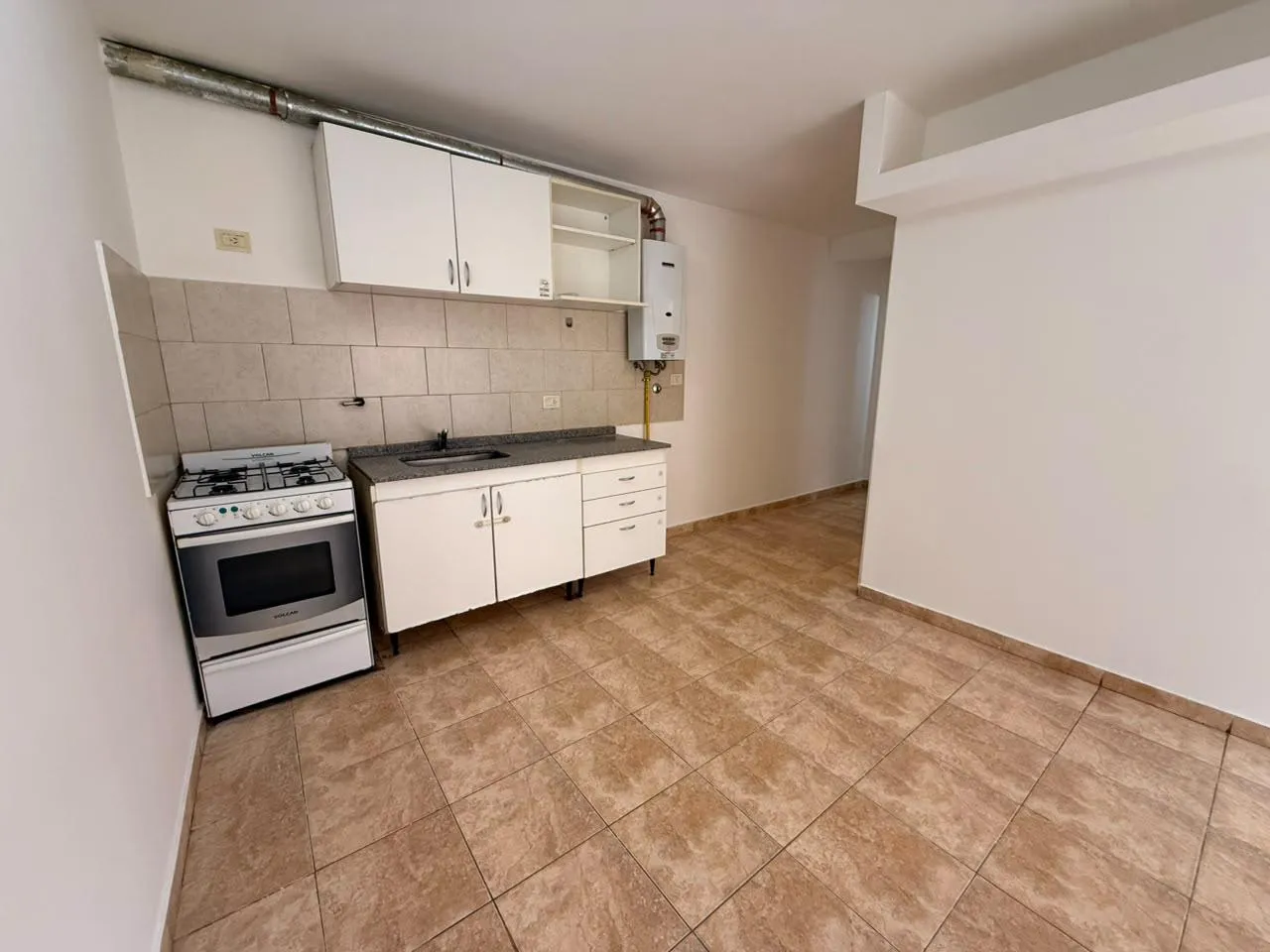 ALQUILER- UN DORMITORIO y 12 con PATIO Y COCHERA - ALTA CORDOBA