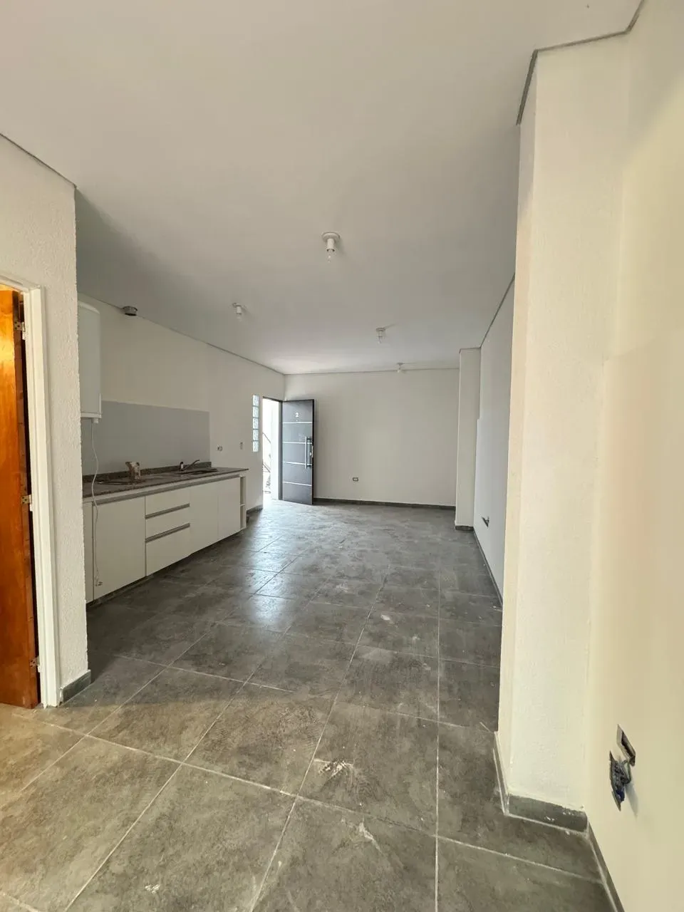 Dpto Monoambiente. Centro. Entre Ríos 659, Planta Baja, CON PATIO y baño. Remodelado a nuevo. Frente al Polo de la Mujer. Luminoso y amplio.