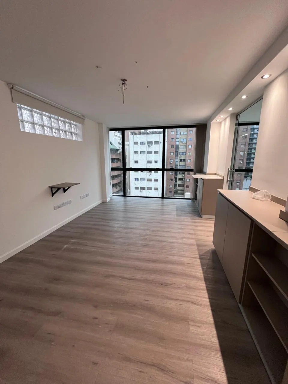 NUEVA CORDOBA . ALQUILER EXCELENTE OFICINA DE CATEGORIA CON MOBILIARIO !