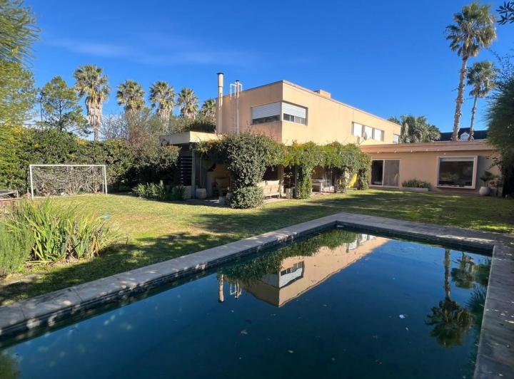 Casa · 280m² · 5 Dormitorios · 2 Cocheras