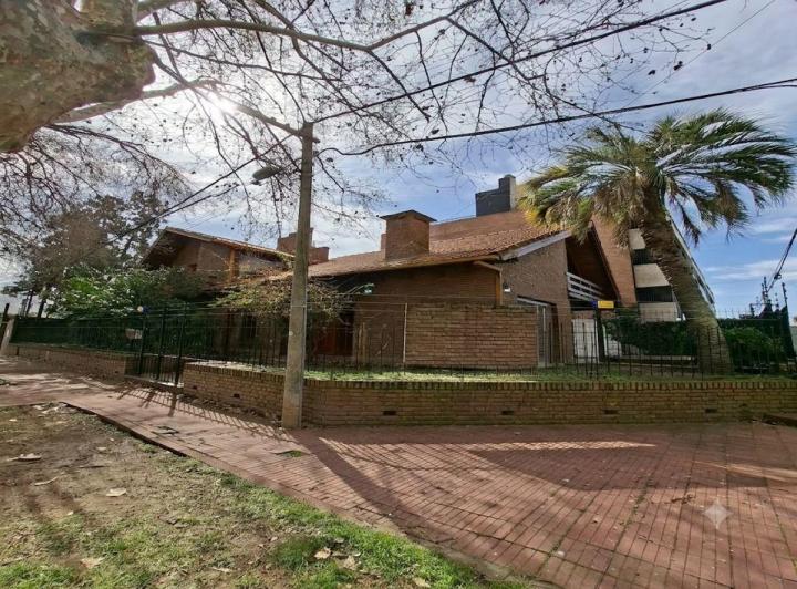 Casa · 200m² · 7 Ambientes · 2 Cocheras