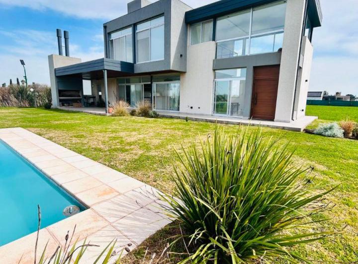 Casa · 130m² · 4 Ambientes · 2 Cocheras