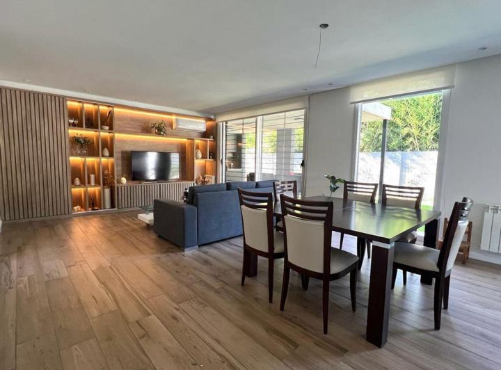 Casa · 147m² · 6 Ambientes · 1 Cochera