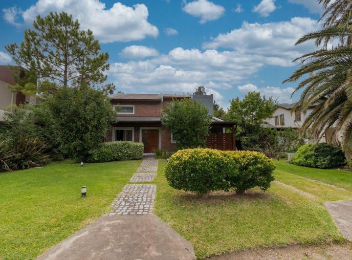 Casa · 140m² · 5 Ambientes · 1 Cochera