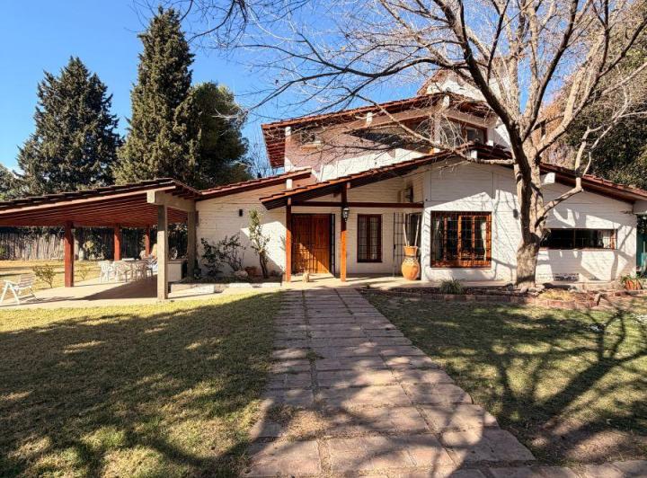 Casa · 350m² · 5 Ambientes · 4 Cocheras