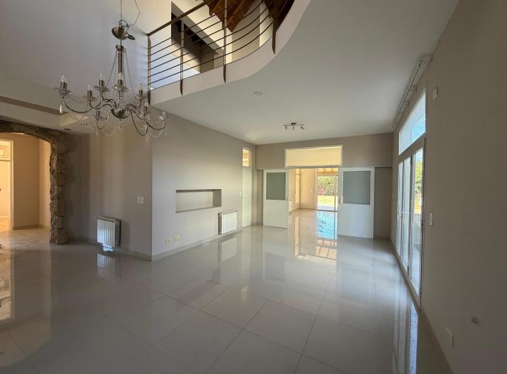 Casa · 350m² · 4 Dormitorios · 3 Cocheras