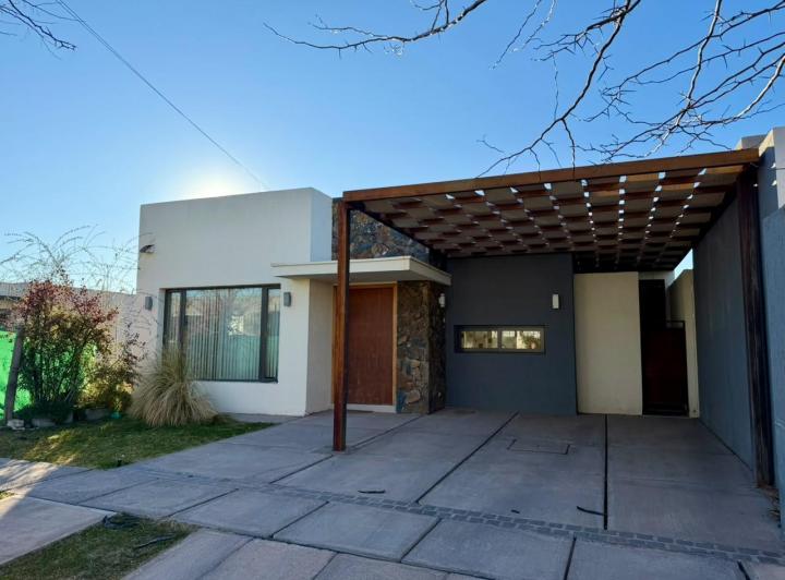 Casa · 140m² · 5 Ambientes · 2 Cocheras