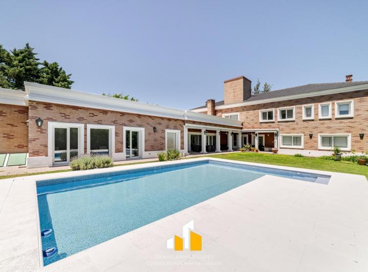Casa · 636m² · 9 Ambientes · 3 Cocheras