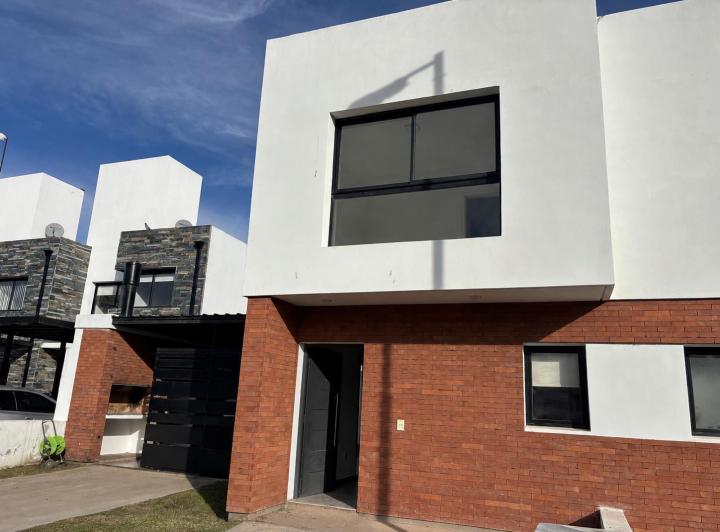 Casa · 110m² · 3 Ambientes · 2 Cocheras