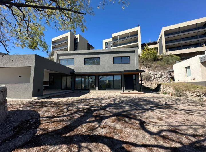 Casa · 320m² · 6 Ambientes · 2 Cocheras